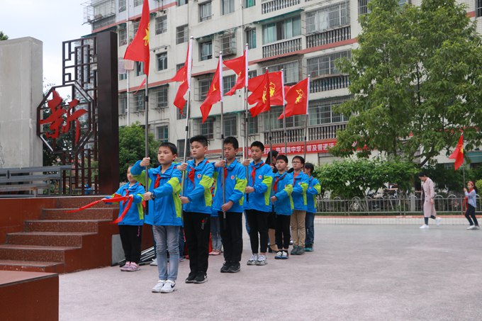 少先队筑梦，红领巾飞扬