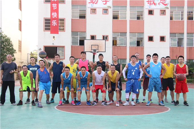 城南创新小学与城南初级中学举行教职工篮球友谊赛