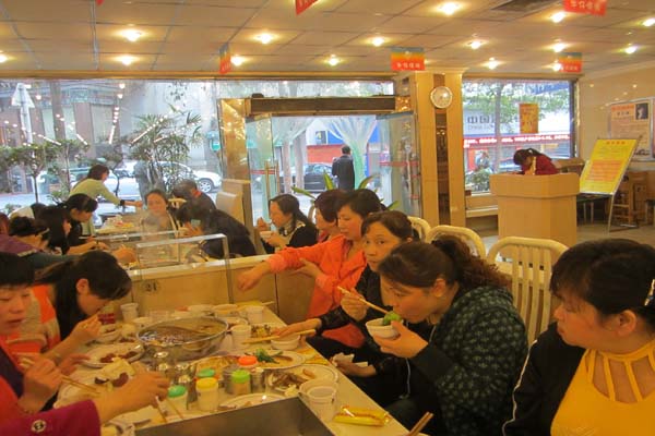 轩能站组织女员工游览大礼堂活动