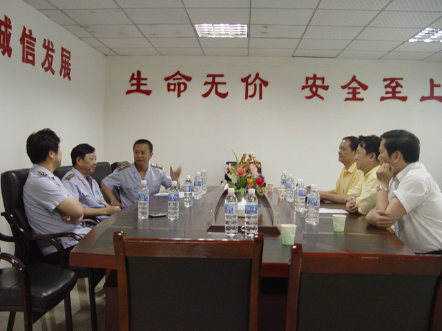 渝中区质监局领导一行到我司李子坝加油加气站检查工作