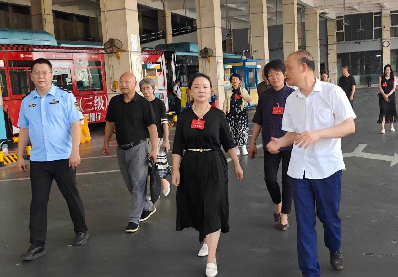 渝中区人大常委会领导、人大代表视察李子坝加油加气站