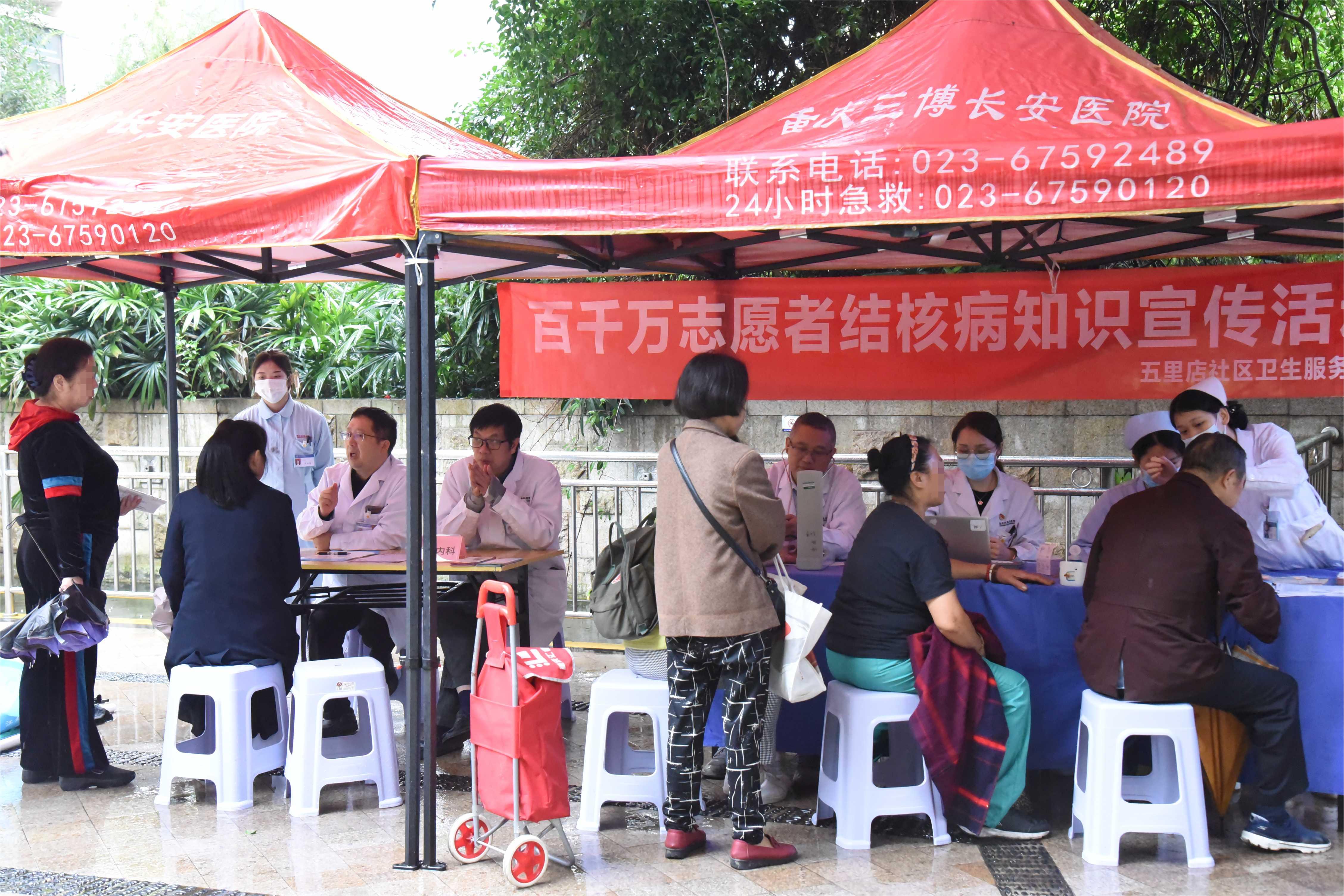 健康咨询活动进社区，服务百姓我们在行动