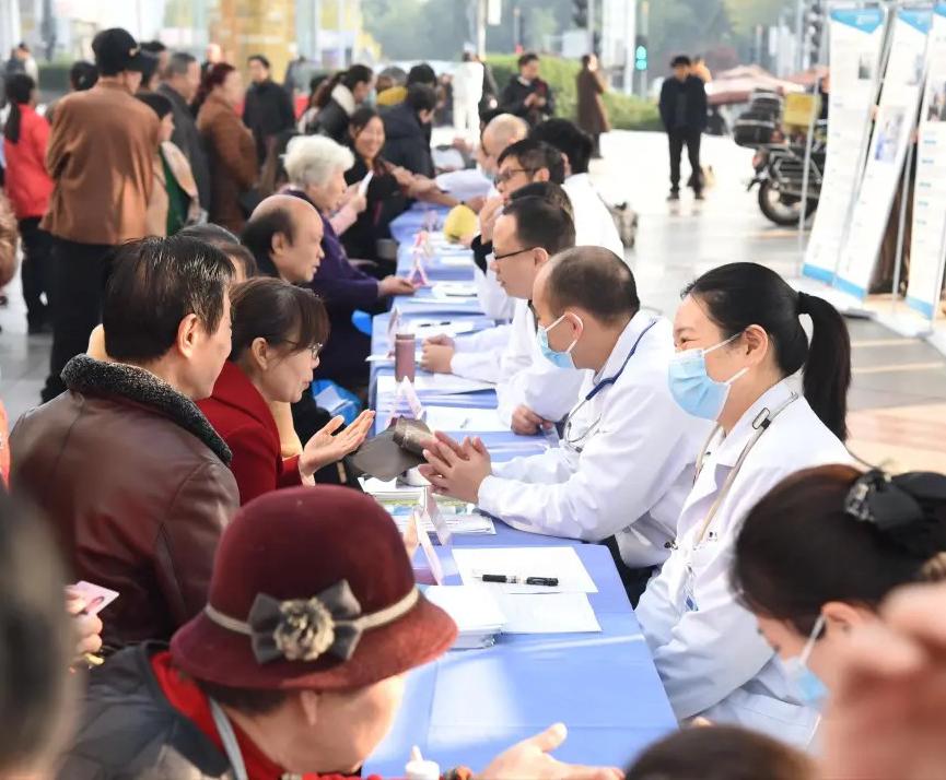 多学科专家组团进社区，我院开展大型健康公益活动