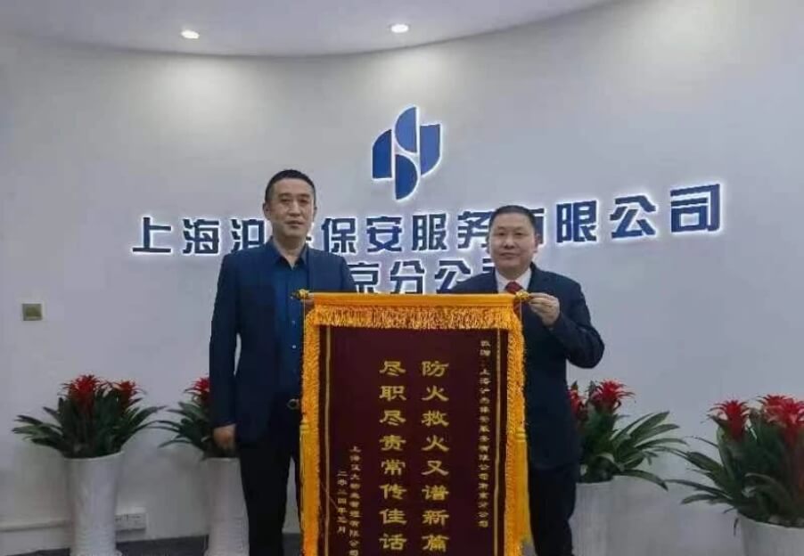  破门！灭火！危急时刻，保安员化身救活卫士