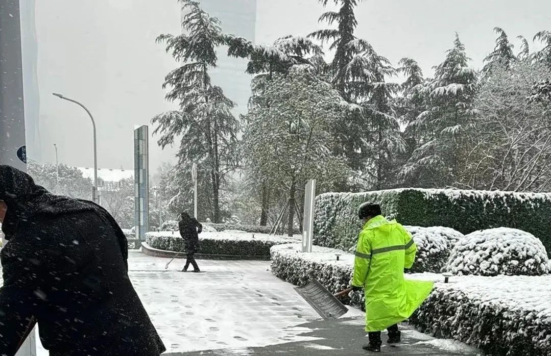 【沪杰保安，大雪如期而至的守护者】寒冬中的暖心力量！